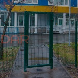 Фото Зеленый забор с калиткой и сеткой из проволоки